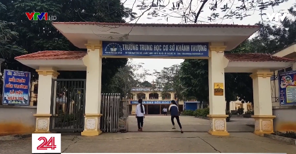 Theo tìm hiểu của PV VTV24, đặc điểm chung của các nạn nhân bị ép vào đường dây bán trinh này là các em đều ở trong độ tuổi từ 14 đến 15 tuổi do tin vào những lời dụ dỗ như việc nhẹ nhàng, thu nhập được 500.000 đồng, chỉ làm thời gian rảnh, hầu hết các em đã sập bẫy lừa đảo của một số đối tượng tổ chức mua bán trinh đã giăng ra, chỉ đến khi bị đưa vào căn phòng khách sạn đã đóng kín thì mọi chuyện đã quá muộn màng. (Ảnh cắt từ clip của VTV24)