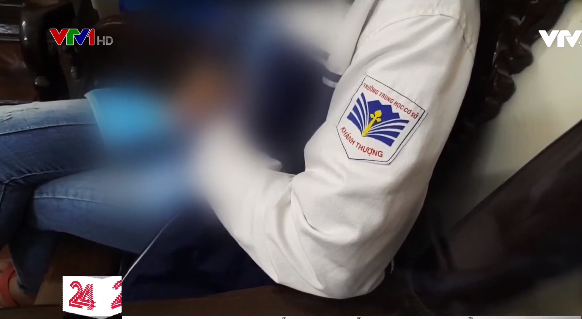 "Lần đầu tiên em được 5 triệu, nhưng em không được cầm đồng nào", em học sinh chia sẻ. (Ảnh cắt từ clip của VTV24)