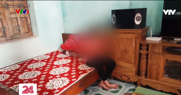 Trong số các nạn nhân bị dụ dỗ, ép vào đường dây này, may mắn có một em đã trốn thoát. Tuy nhiên, sau đó nạn nhân vẫn tiếp bị các đối tượng này dụ dỗ thêm nhiều lần nữa. Khi từ chối thì em bị đe dọa không được tiết lộ với ai. (Ảnh cắt từ clip của VTV24)