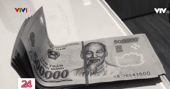 Mỗi vụ trót lọt, các vị khách sẽ phải trả 10 triệu đồng, nhưng theo lời kể của nạn nhân thì bản thân chỉ nhận được 500 nghìn đồng khi bị nhiều đối tượng trung gian cùng ăn chặn. (Ảnh cắt từ clip của VTV24)