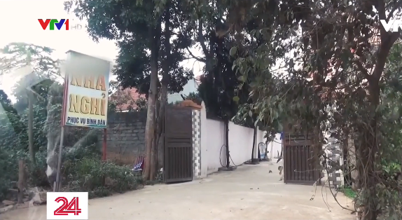 Theo các phóng sự này phản ánh, nhiều học sinh lớp 9 tại huyện Ba Vì bị ép vào đường dây mua bán trinh và bán dâm theo dụ dỗ của những kẻ môi giới. (Ảnh cắt từ clip của VTV24)