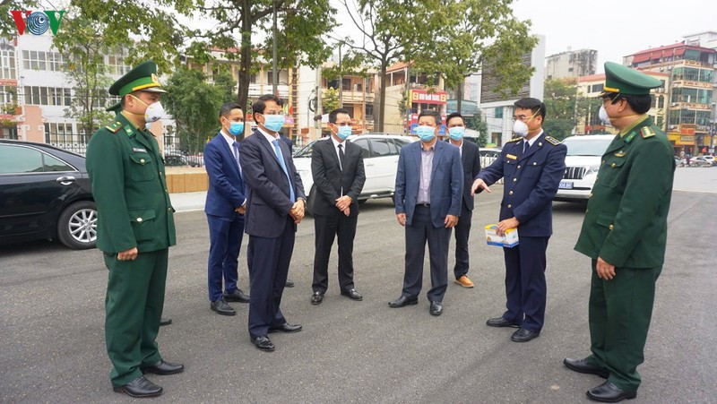 Lao Cai tam dung xuat nhap canh tai cac cua khau phu, loi mo