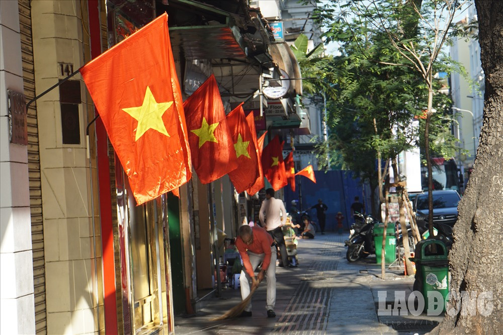 Những ngày này, thành phố được khoác lên mình chiếc áo mới với cờ, hoa, những dải đèn...
