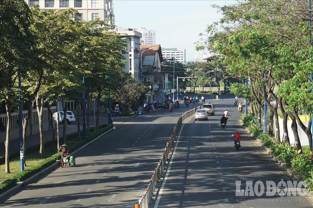 Tuyến đường Bến Vân Đồn ở cả hai chiều đều vắng phương tiện trong giờ cao điểm khi thành phố bước và dịp tết Dương lịch.
