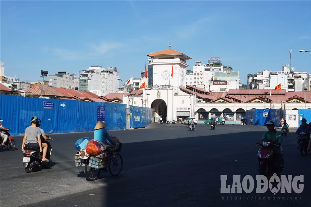 Khu vực gần chợ Bến Thành vốn tấp nập phương tiện, thường bị ùn ứ nay vô cùng thông thoáng.