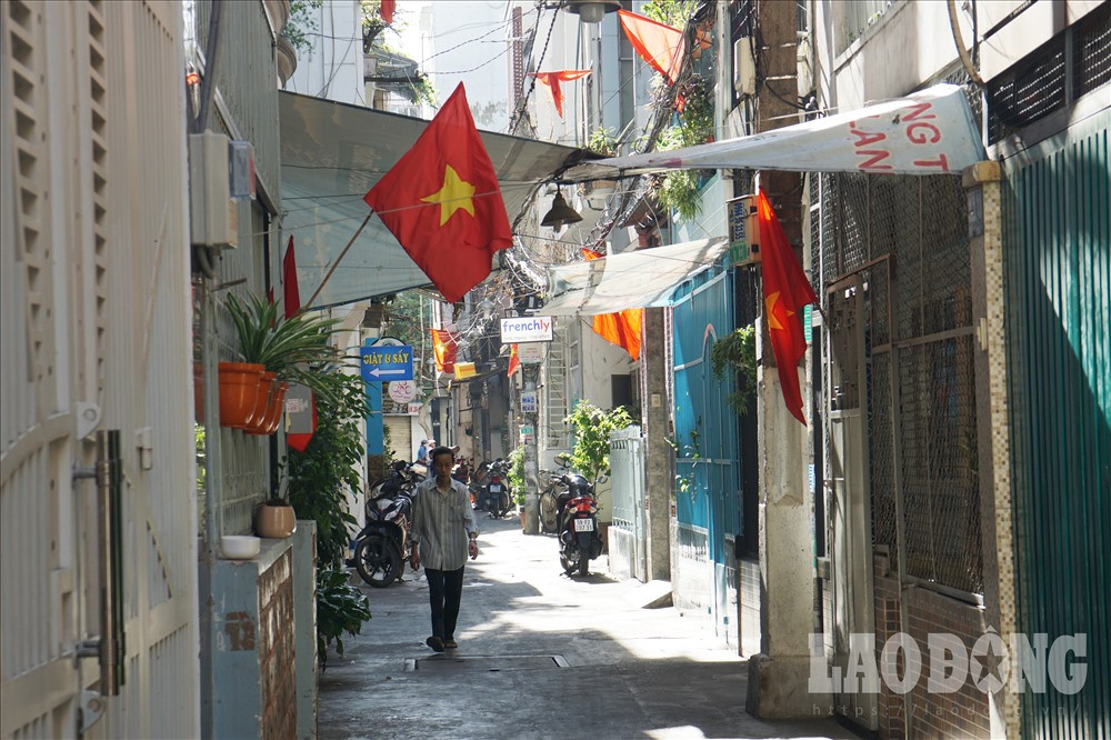 Người đàn ông chậm rãi di chuyển trong con hẻm nhỏ.