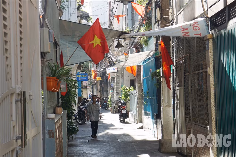 Người đàn ông chậm rãi di chuyển trong con hẻm nhỏ.