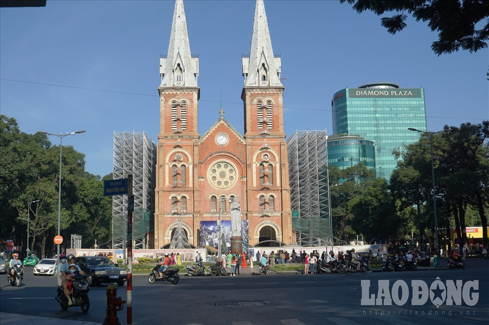 Trên các tuyến đường Nguyễn Du, Đồng Khởi, Công Xã Pari, phương tiện bon bon trên đường, tận hưởng cảm giác bình yên.