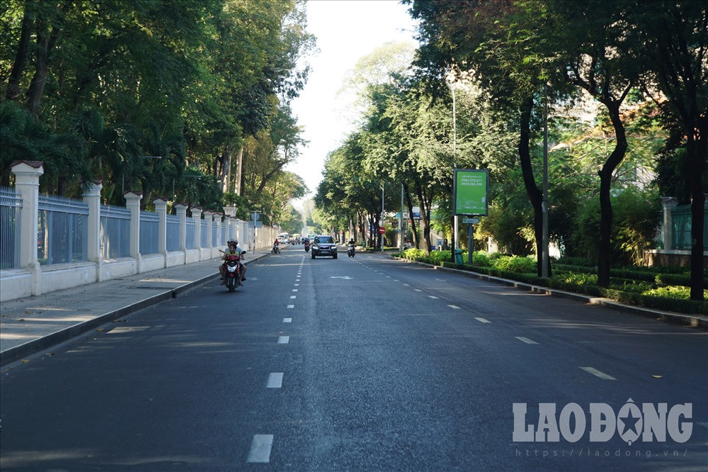 Vào những ngày lễ tết, người dân thường về quê, đi du lịch trả lại vẻ thanh bình cho TPHCM. Chính vì vậy, TPHCM cũng là một trong những địa điểm chúng ta có thể chọn để nghỉ ngơi, đi dạo, ngắm phố phường.