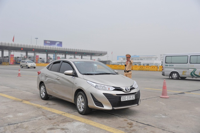 Nong truoc them Tet Canh Ty: Kiem tra nong do con moi tai xe vao cao toc