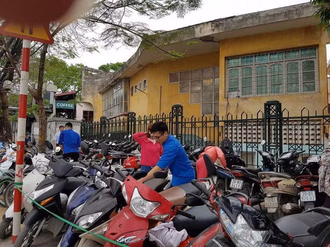 Nguoi dan Ha Noi bat ngo vi duoc trong giu xe mien phi ngay giap Tet