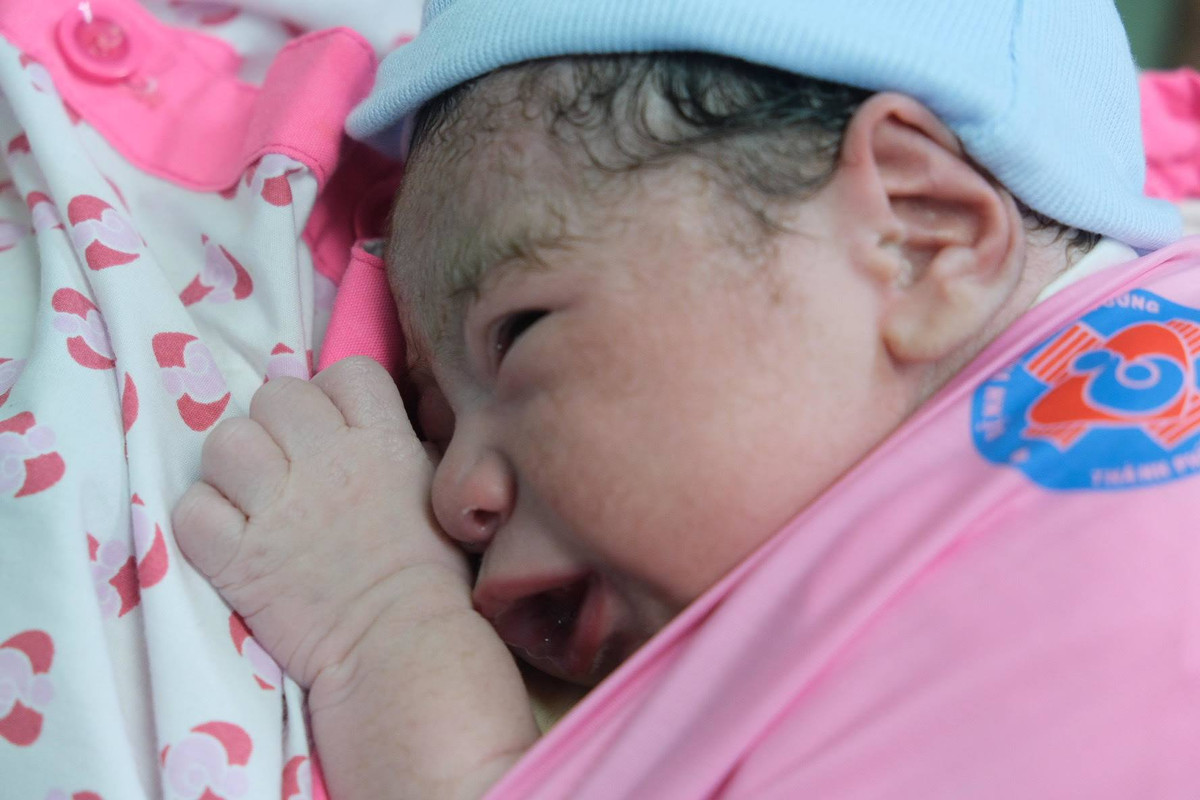 Hinh anh em be dau tien chao doi luc 0h nam moi tai benh vien san TP.HCM