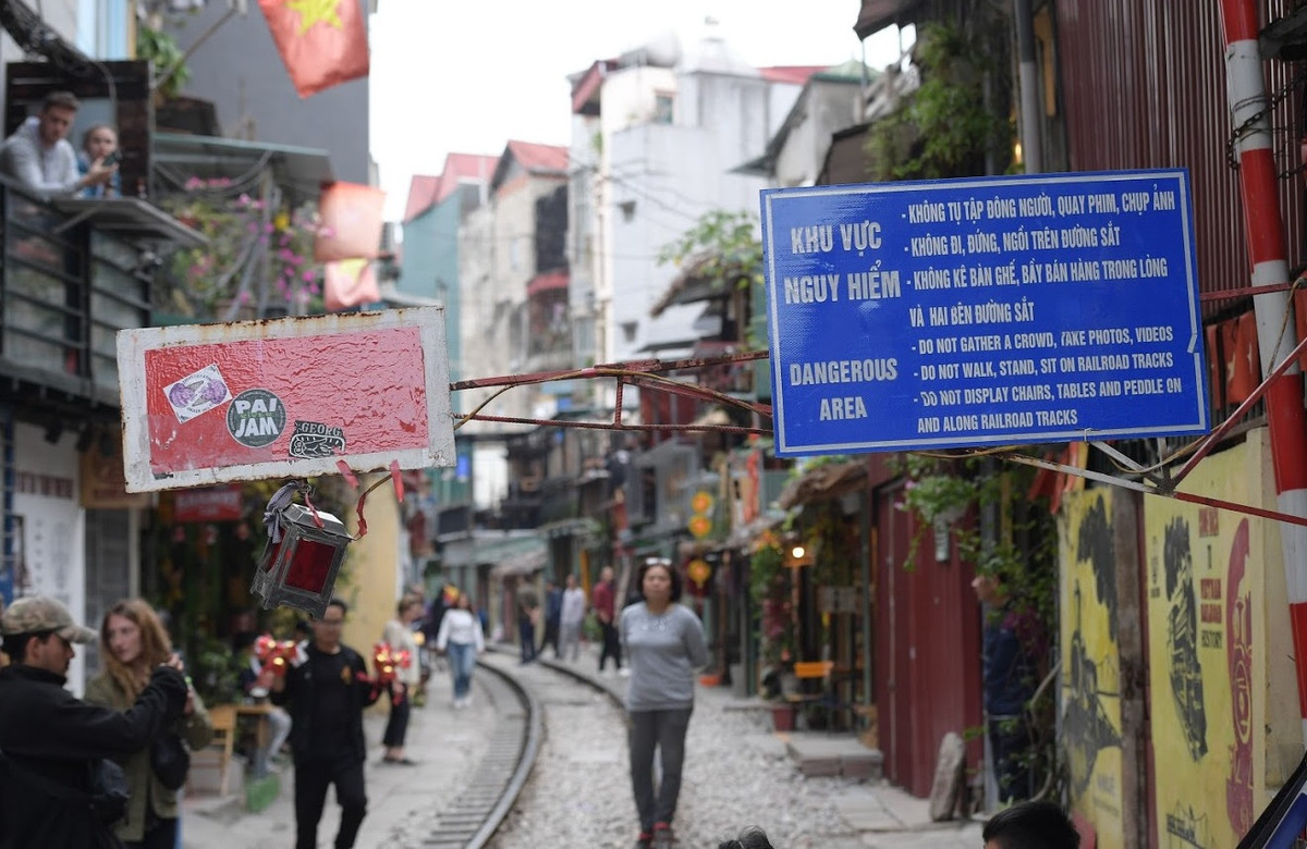 Từ ngày 10/10, phố đường tàu song song với đường Phùng Hưng (Hoàn Kiếm, Hà Nội) bị lực lượng chức năng dỡ bảng biển, đặt biển cấm du khách tụ tập, uống cà phê tại khu vực này. (Ảnh: Trọng Tùng)