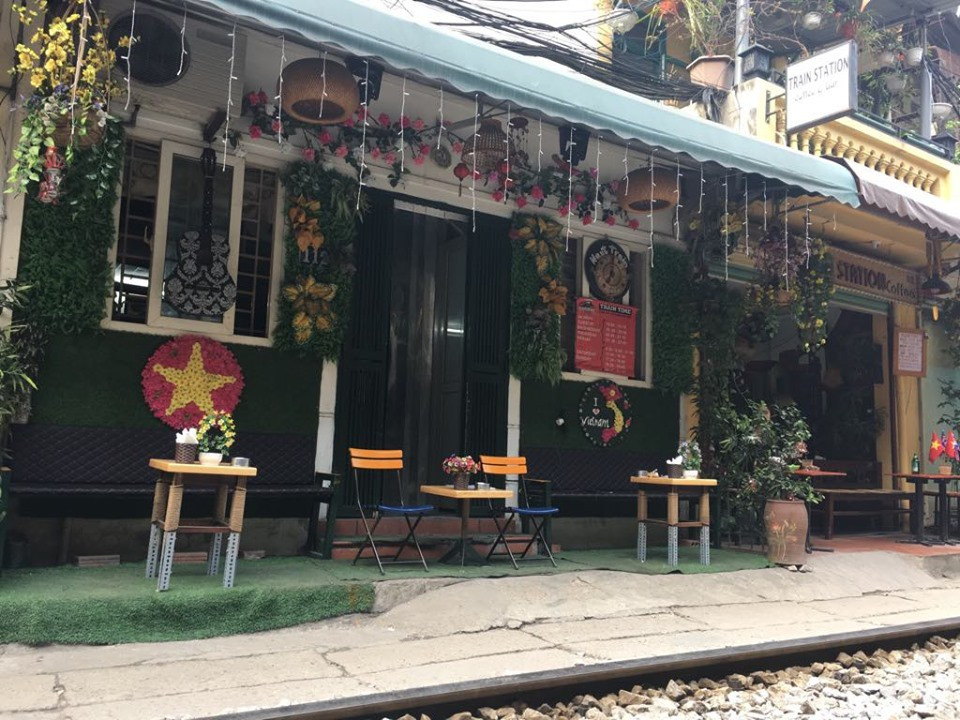 Trước đó, Bộ Giao thông Vận tải đã có văn bản đề nghị UBND thành phố Hà Nội giải tán tụ điểm nổi tiếng này vì tiềm ẩn nguy cơ tại nạn rất cao, đồng thời xử lý nghiêm các vi phạm an toàn giao thông đường sắt trên địa bàn.