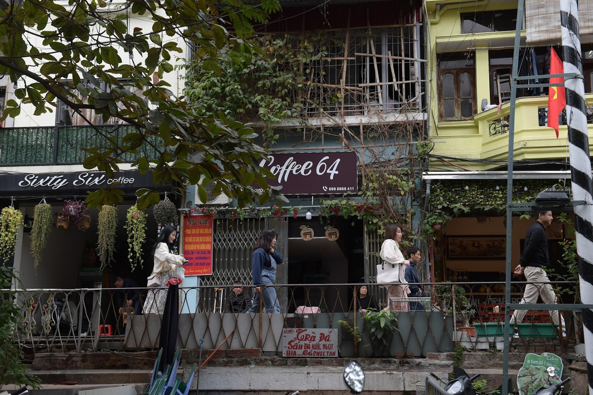 Du khách từng top một tự do đi lại trên đường ray tàu bên phía đường Phùng Hưng. (Ảnh: Trọng Tùng)