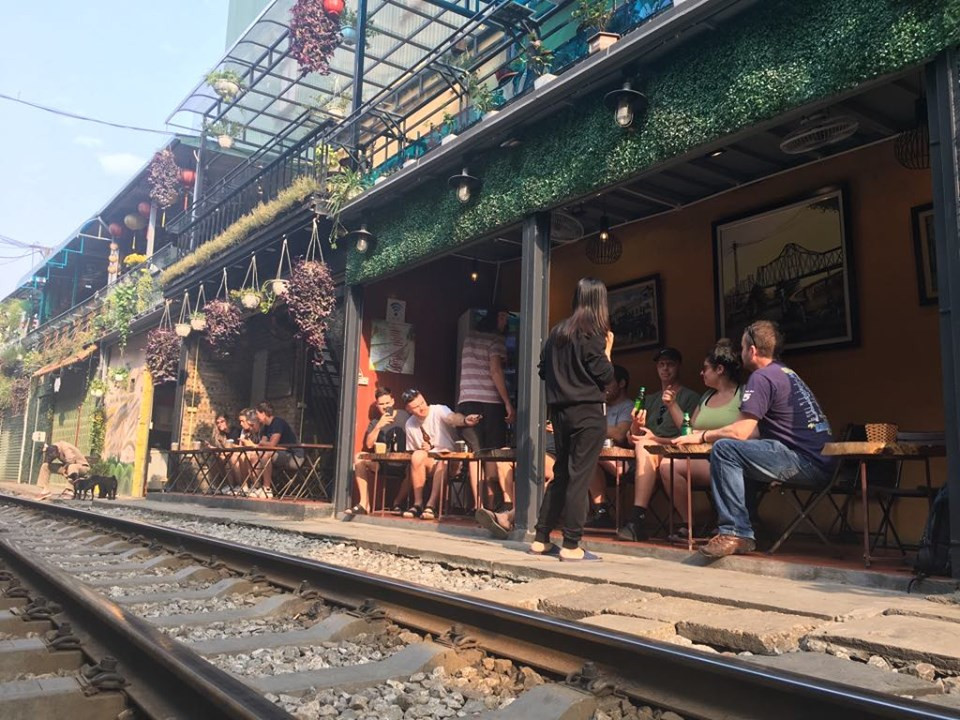 Theo chị Hà (chủ cửa hàng nước tại khu vực phố Phùng Hưng) cho biết, từ khi chính quyền địa phương rào chắn ngăn chặn du khách ra vào khu vực đường tàu Phùng Hưng, các hộ gia đình sinh sống tại khu vực bị kiểm soát việc đi lại hàng ngày và đời sống nhiều hộ gặp khó khăn. Tuy nhiên, các hàng nước, quán cà phê,... vẫn mở bán bình thường.