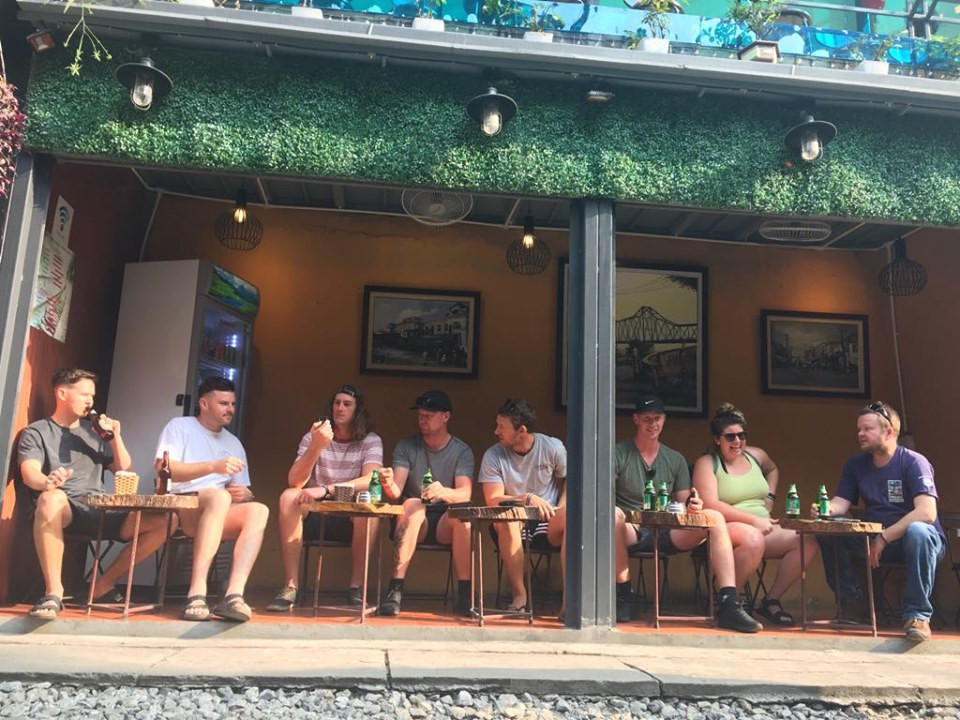 Các hoạt động kinh doanh buôn bán tại quán cà phê vẫn diễn ra nhộn nhịp.