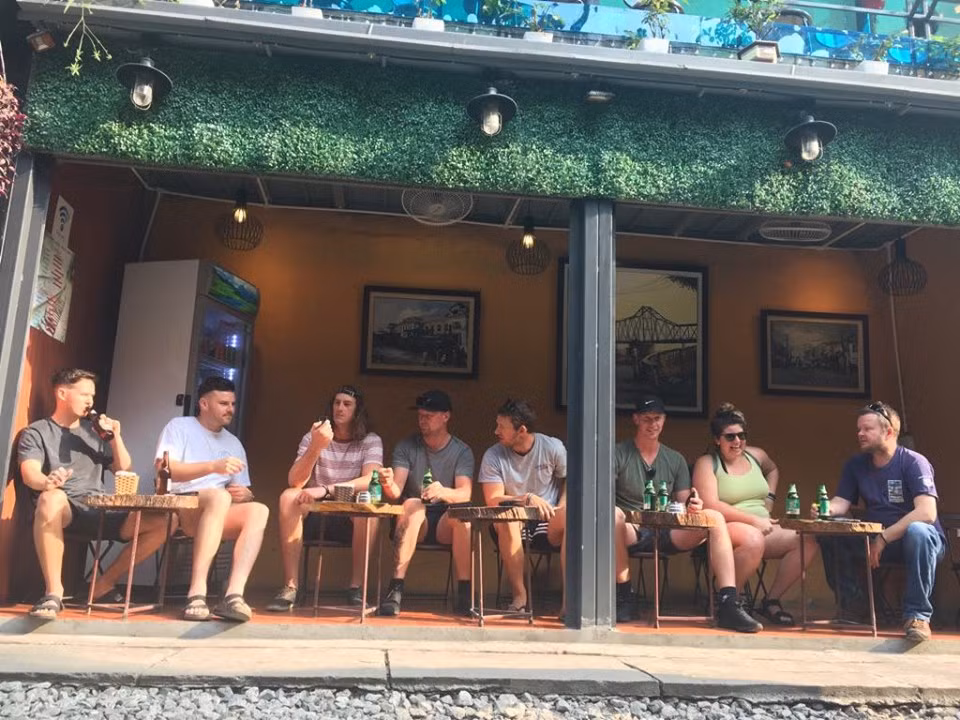 Các hoạt động kinh doanh buôn bán tại quán cà phê vẫn diễn ra nhộn nhịp.