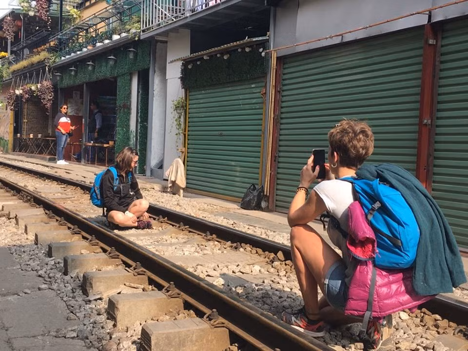 Du khách thản nhiên check-in tại đường tàu.