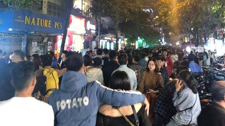 Hầu hết các tuyến phố tại đây đã bị phủ kín với dòng người.