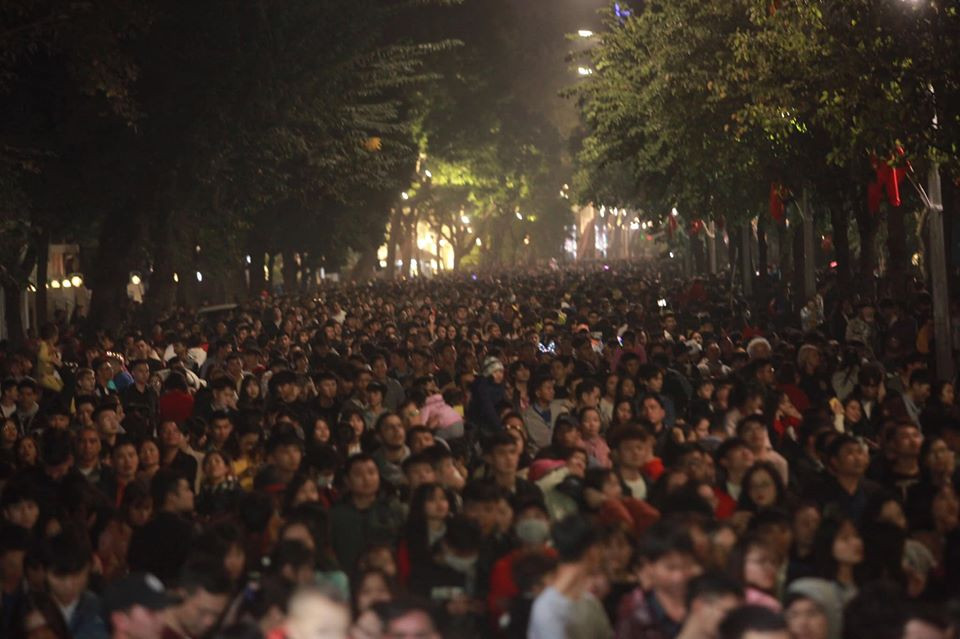 Dòng người ken đặc hàng km trên phố Đinh Tiên Hoàng.