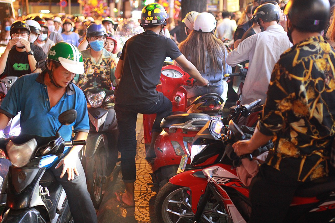 Một số phải đẩy xe lên vỉa hè nhưng vẫn không thể thoát ra khỏi dòng xe bị ùn ứ kéo dài cả km.