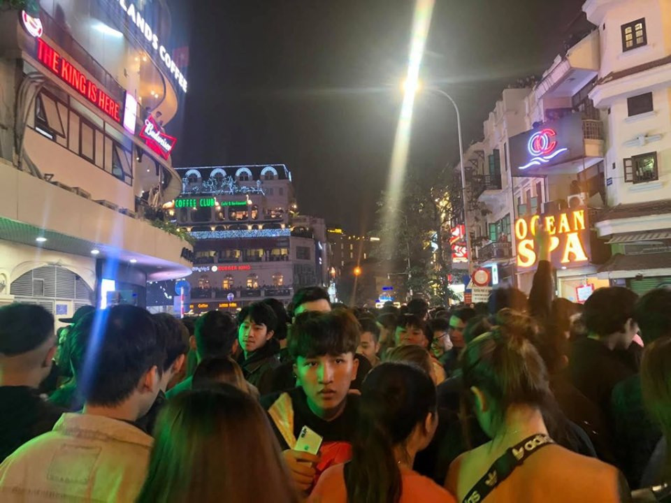 Do số lượng ngày càng đông dấn đến tình trạng chen lấn.