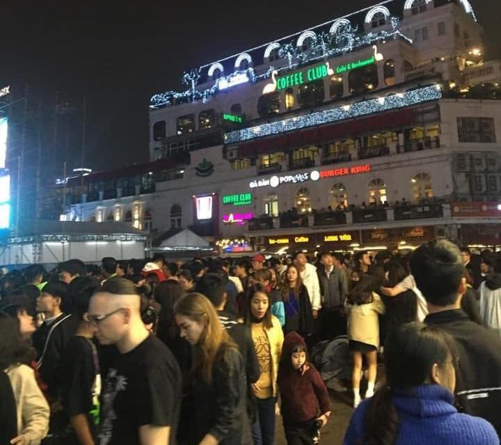 Với số lượng người đổ ra các khu trung tâm lớn này một càng đông dẫn đến tình trạng chen ấn, xô đẩy nhau.