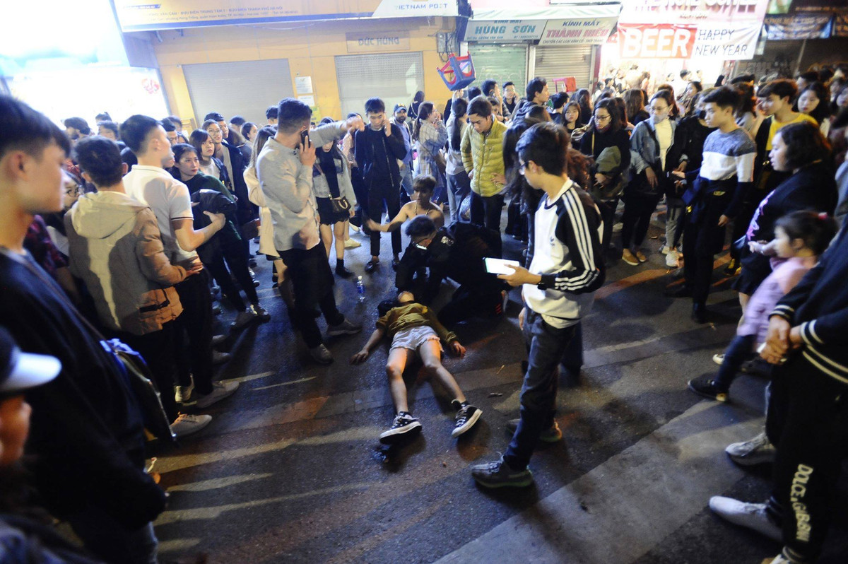 Thậm chí một cô gái ngất xỉu vì dòng người quá đông.