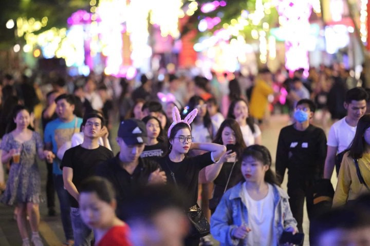 Người dân rạng rỡ dưới anh sáng lung linh trên các con phố.