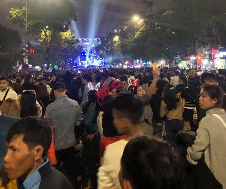Đêm 31/12, hàng ngàn người dân đổ về khu vực trung tâm Hà Nội, TP HCM... vui chơi cùng nhau tận hưởng những giờ phút cuối cùng của năm cũ bên bạn bè và người thân, chờ đón giao thừa trong không khí tưng bừng, háo hức.
