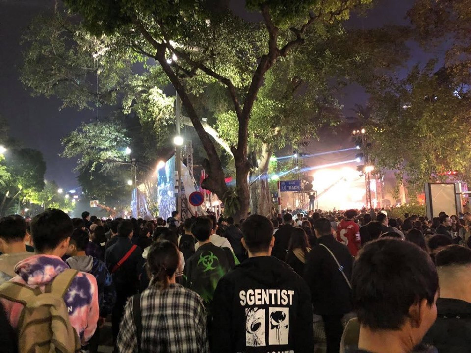 Nhất là các khu vực diễn ra sự kiện đã bị phủ kín bởi hàng nghìn bạn trẻ, đứng ngồi hướng về phía sông ngóng chờ loạt pháo hoa mừng năm mới 2020.