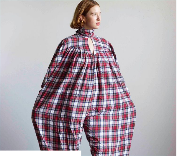 Jumpsuit thường rất tôn dáng. Tuy nhiên, thiết kế không giống ai này lại khiến cô gái như bị chìm nghỉm trong bộ đồ. Chưa kể, bộ jumpsuit còn rất bất tiện mỗi khi đi vệ sinh.