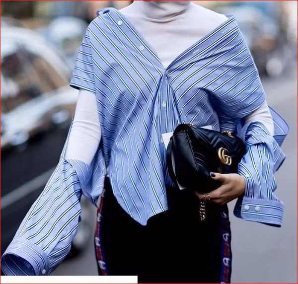 Chiếc áo sơ mi freesize này khiến bạn gái bỗng chốc trở thành tâm điểm đám đông. Thiết kế có vẻ ngoài rất cá tính song lại khiến người mặc khó khăn khi hoạt động do phần tay áo như được nối dài.