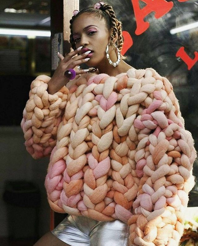 Được cấu tạo từ những sợi len khổng lồ, chiếc áo trở nên vô cùng ấm áp. Vậy nhưng, cô nàng mặc cùng hotpants trong kiểu thời tiết nắng chói chang phía sau khiến người nhìn phát ngốt.