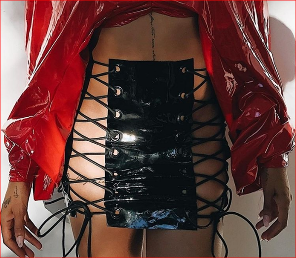 Chiếc váy đan dây này thách thức người mặc bởi sự hở bạo. Chỉ cần bạn gái sơ sểnh là sự cố trang phục có thể xảy ra bất cứ lúc nào.