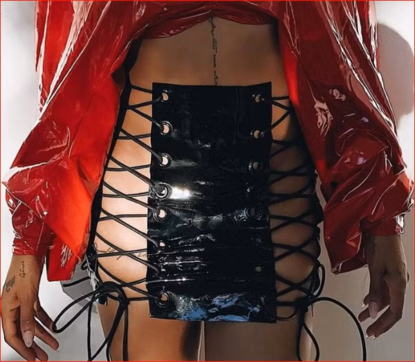 Chiếc váy đan dây này thách thức người mặc bởi sự hở bạo. Chỉ cần bạn gái sơ sểnh là sự cố trang phục có thể xảy ra bất cứ lúc nào.