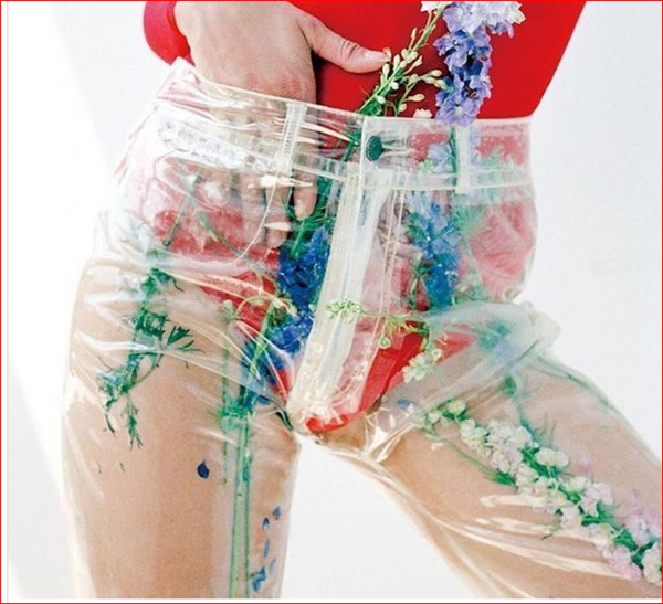 Tương tự, chiếc quần jeans với chất liệu nhựa trong khiến chị em e ngại. Nhiều người không hiểu chiếc quần không có khả năng che chắn như thế này vì sao lại được sản xuất, chào bán với mức giá không hề rẻ (55 bảng Anh tương đương 1,7 triệu VNĐ).