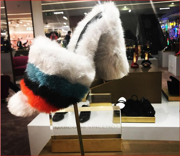 Đôi dép cao gót được trang trí cầu kì bằng lông. Tuy nhiên, nhiều người tự hỏi không biết nó sẽ ra sao khi được dùng ở những nơi nhiều bụi bẩn, ngập nước. Ảnh: Brightside