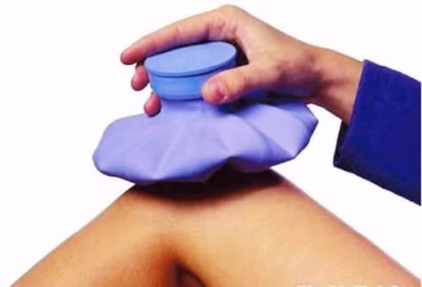 Cách chườm đá an toàn. Khi chườm đá, bạn nên chọn các túi chườm đá được bán trong các cửa hàng thiết bị y tế. Nếu không mua, bạn cũng có thể tự chế một chiếc túi tạm thời để chườm cho bản thân.