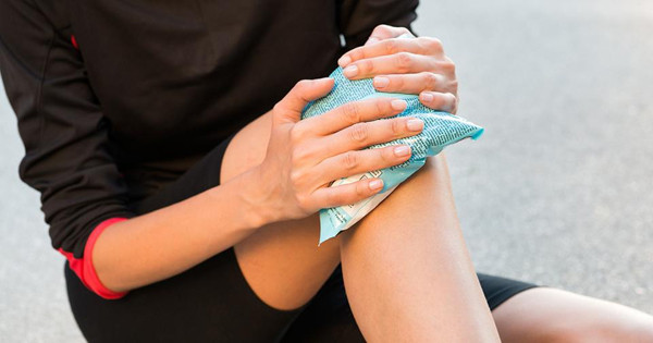 Công dụng của đá lạnh. Chườm đá lạnh là cách tận dụng tác dụng đông lạnh tại chỗ ở da, cơ, mạch máu và các mô để co mạch cục bộ, ức chế viêm, giảm đau và giảm sưng. Cách làm này thường được sử dụng trong tình trạng viêm cấp tính do chấn thương. Bên cạnh đó, chườm đá lạnh còn giúp giảm chấn thương thứ phát, thiếu máu cục bộ và tổn thương cấu trúc.