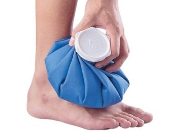 Chườm đá 20-30 phút mỗi lần, cách nhau ít nhất 30 phút. Chỉ cần chườm đá 3-4 lần một ngày là đủ có tác dụng giảm sưng viêm hiệu quả.