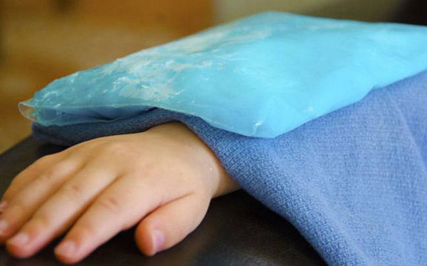 Để đạt hiệu quả cao nhất, trong quá trình chườm đá, không nên để túi đá, cục nước đá tiếp xúc trực tiếp với da để tránh bị tê cóng, nên dùng khăn để bảo vệ vùng bị thương.