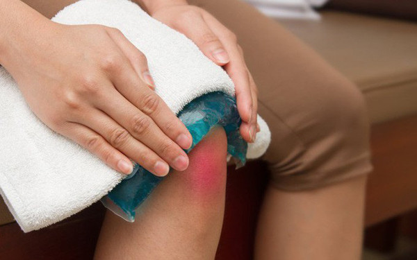 Tuyệt đối không nên chườm đá quá lâu. Thời gian phù hợp sẽ giúp co mạch máu, giảm viêm và giảm sưng đau. Ngược lại, kéo dài thời gian chườm sẽ gây phản xạ giãn nở mạch máu, khiến tình trạng viêm nhiễm, sưng tấy cục bộ nặng hơn.