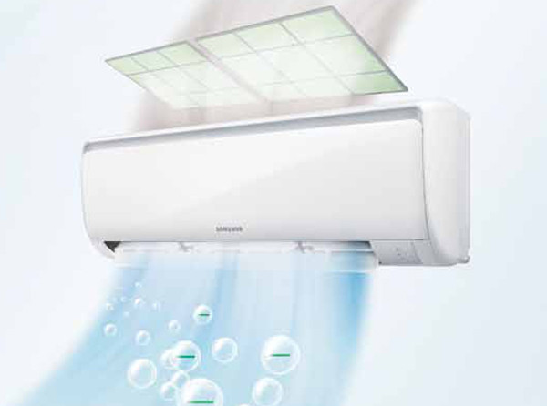 Không ở lâu trong phòng điều hòa. Chú ý điều chỉnh để mức nhiệt độ chênh lệch giữa phòng điều hòa và bên ngoài không quá cao. Trường hợp sử dụng quạt, tránh thổi trực tiếp vào mặt để ngăn ngừa liệt cơ mặt do co mạch. Bệnh nhân tiểu đường, tim mạch, mạch máu não cần uống thuốc theo chỉ định của bác sĩ. Theo dõi huyết áp, đường huyết, lipid máu, nếu có chỉ số bất thường cần đi khám càng sớm càng tốt. Ảnh: Internet