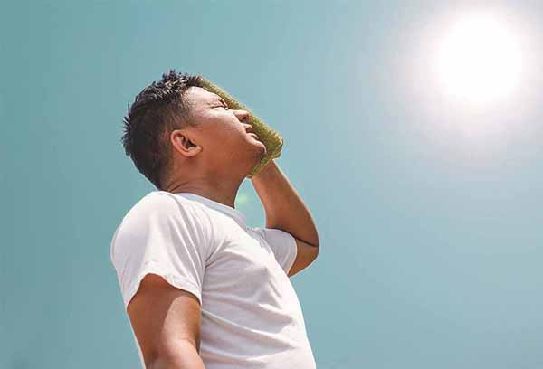 Khi bị say nắng, say nóng, trường hợp nhẹ nhịp tim nhanh, thở nhanh, đỏ da (do cơ chế thải nhiệt- giãn mạch dưới da), có thể vã mồ hôi, kèm theo hoa mắt, chóng mặt, đau đầu, buồn nôn.