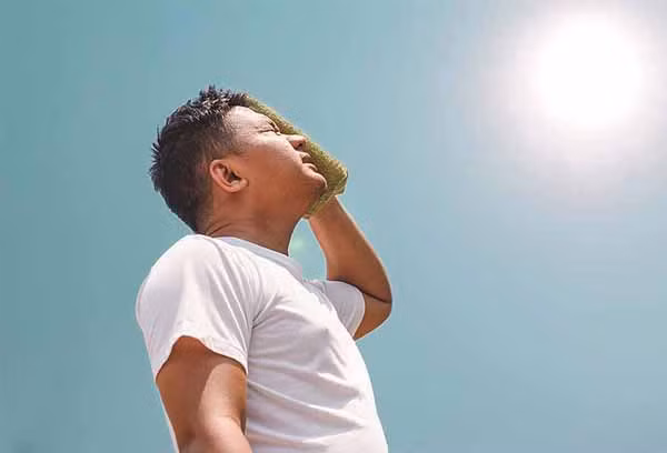 Khi bị say nắng, say nóng, trường hợp nhẹ nhịp tim nhanh, thở nhanh, đỏ da (do cơ chế thải nhiệt- giãn mạch dưới da), có thể vã mồ hôi, kèm theo hoa mắt, chóng mặt, đau đầu, buồn nôn.