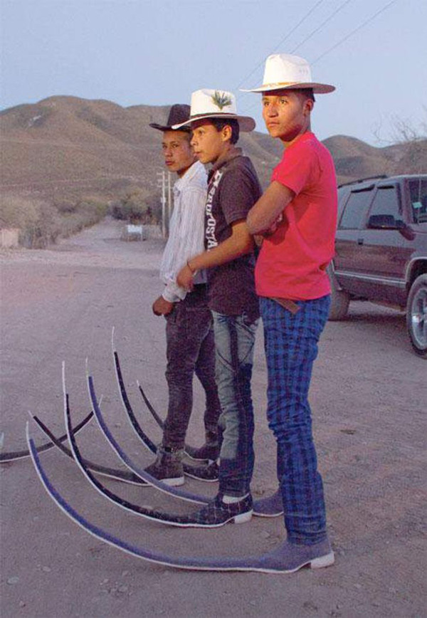 Phần mũi giày cong dài bất thường chắc chắn sẽ khiến người dùng gặp khó khăn trong lúc di chuyển.