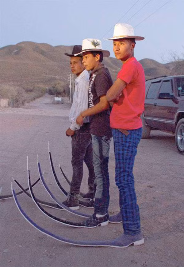 Phần mũi giày cong dài bất thường chắc chắn sẽ khiến người dùng gặp khó khăn trong lúc di chuyển.