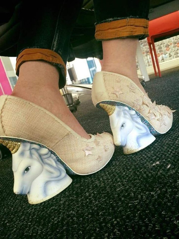 Nếu như những thiết kế trên đều không được đánh giá cao về khả năng ứng dụng thì đôi giày này vẫn được dùng 1 cách có ích. Tuy nhiên, chi tiết cách điệu không khiến đôi giày sang chảnh. Ngược lại, nó khiến đôi giày trở nên vô cùng cồng kềnh, không thuận mắt.